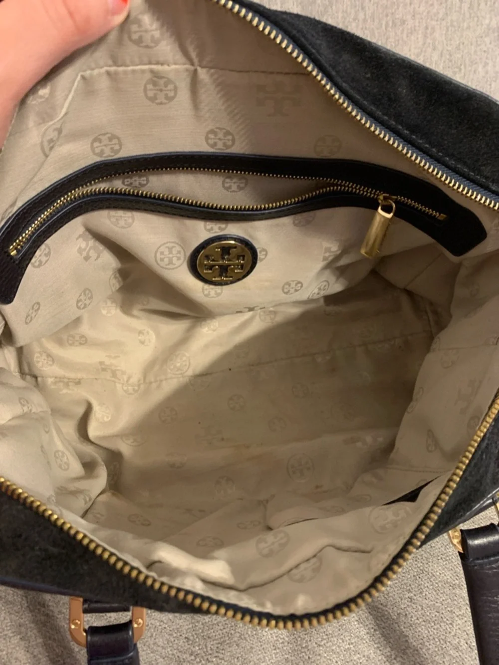 Tory Burch Black & Navy Blue Leather & Suede Top-Handle Shoulder Bag w/Gold Logo - Picture 11 of 12